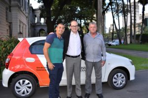 Deputado Thiago Cota entregando o veículo ao prefeito de Pedra do Anta, João Leiteiro